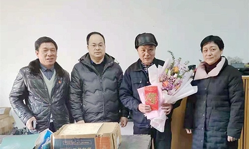 浙江省國防工業(yè)工會徐航主任、王哲（副處級調(diào)研員）代表省國防工業(yè)工會來公司慰問全國勞動模范余昌琴和困難職工。